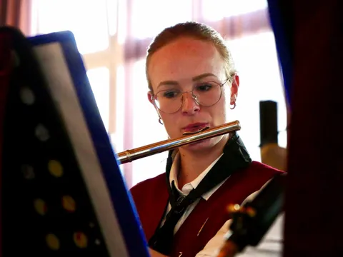 Musikerin an der Querflöte