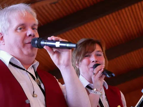 Gesangsduo am Mikrofon