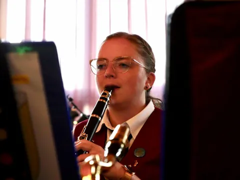 Musikerin an der Klarinette