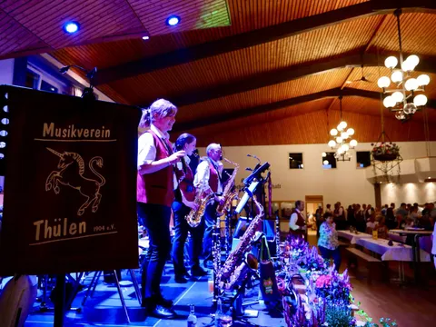 Saxophonregister auf der Bühne, davor das Notenpult des Musikverein Thülen
