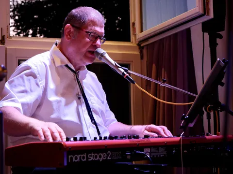 Keyboarder am Nord Stage mit Gesang