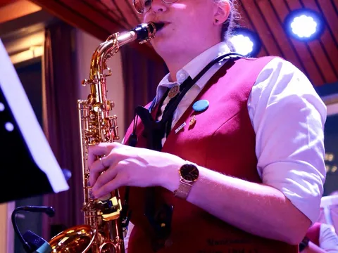 Saxophonistin beim Solo