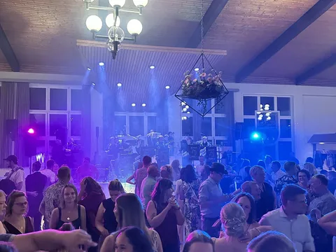 Volle Tanzfläche vor der Bühne