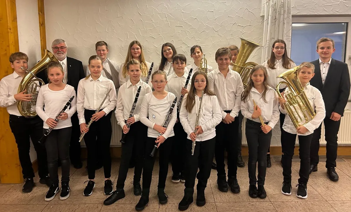 Die jungen Musikerinnen und Musiker des Jugendorchesters mit ihren Instrumenten