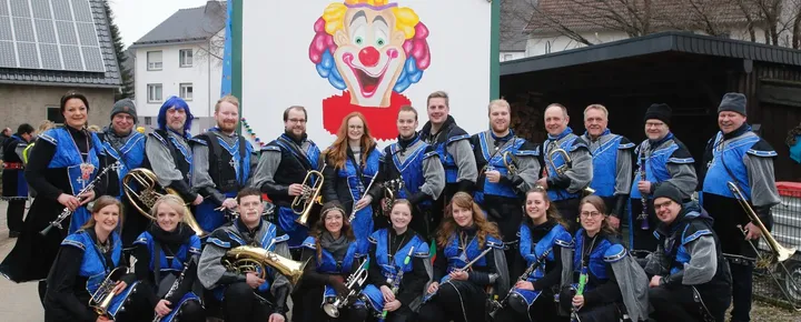 Der Musikverein Thülen im Karnevalskostüm beim Rosenmontag 2023